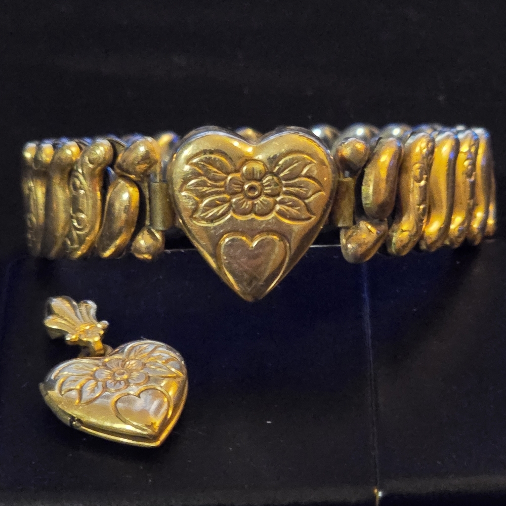 Vintage 1940's Sweetheart Expansion Bracelet With Matching Locket Pendant